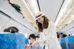 足立梨花が登場した1日限定特別列車“キスできる餃子号”出発式の様子