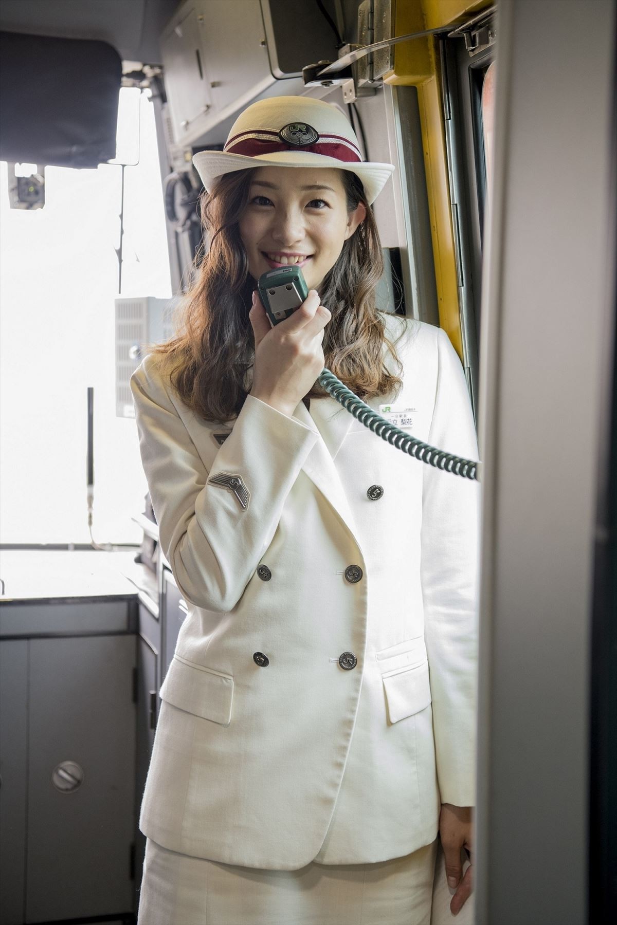 足立梨花が1日車掌に “キスできる餃子号”にJR東日本制服姿で登場