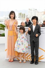 映画『万引き家族』で第71回カンヌ国際映画祭のフォトコールに出席した松岡茉優と子役の佐々木みゆ、城桧吏