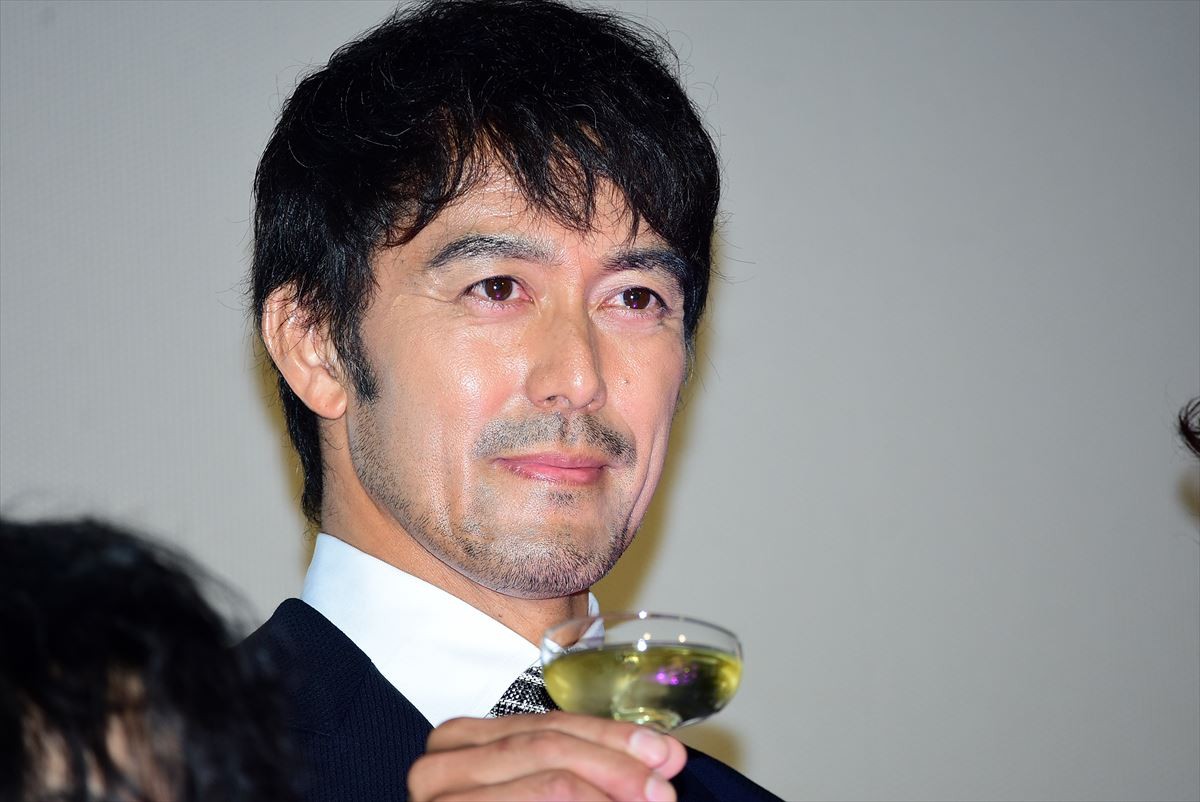 阿部寛、シャンパンタワーにご満悦　トヨエツと再共演誓い合う