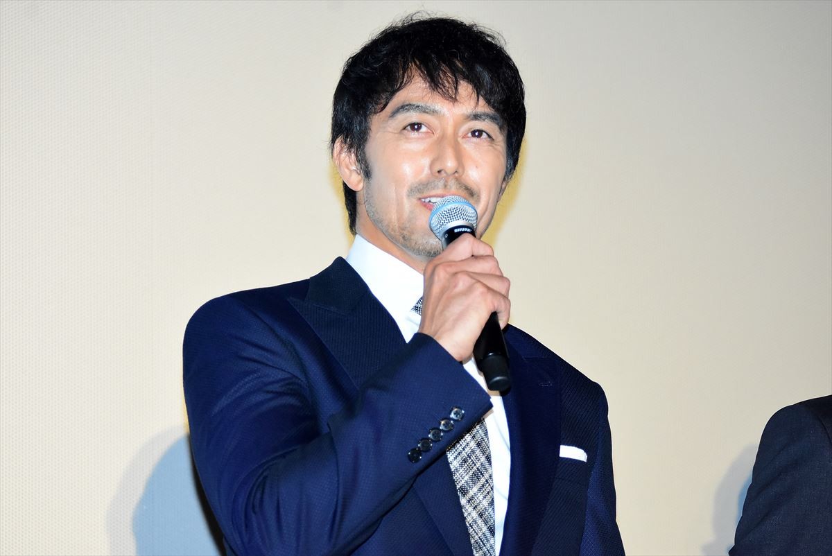 阿部寛、シャンパンタワーにご満悦　トヨエツと再共演誓い合う