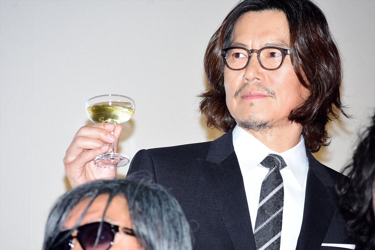 阿部寛、シャンパンタワーにご満悦　トヨエツと再共演誓い合う