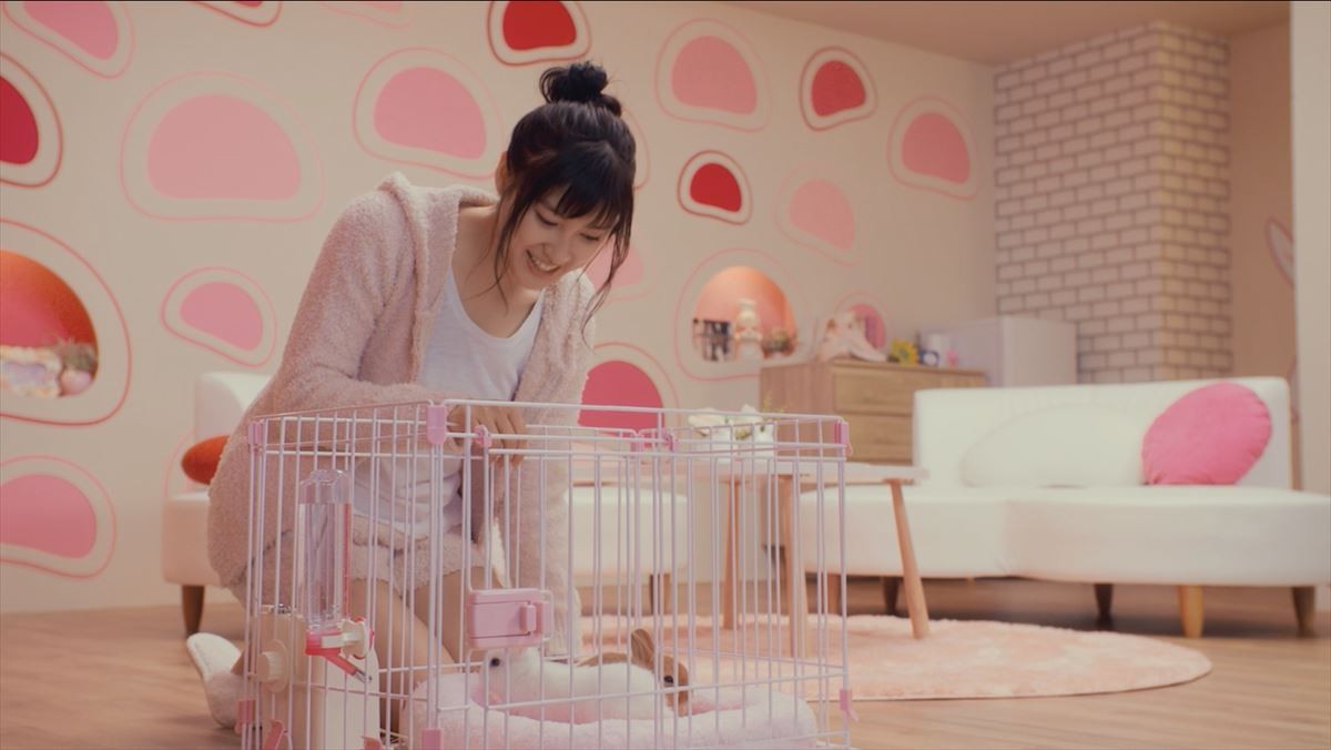 土屋太鳳、部屋着姿でリラックス　WEBムービーで「太鳳の部屋」紹介