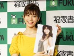 ファースト写真集『ぐらでーしょん』発売記念写真集お渡し会に登場した小倉優香