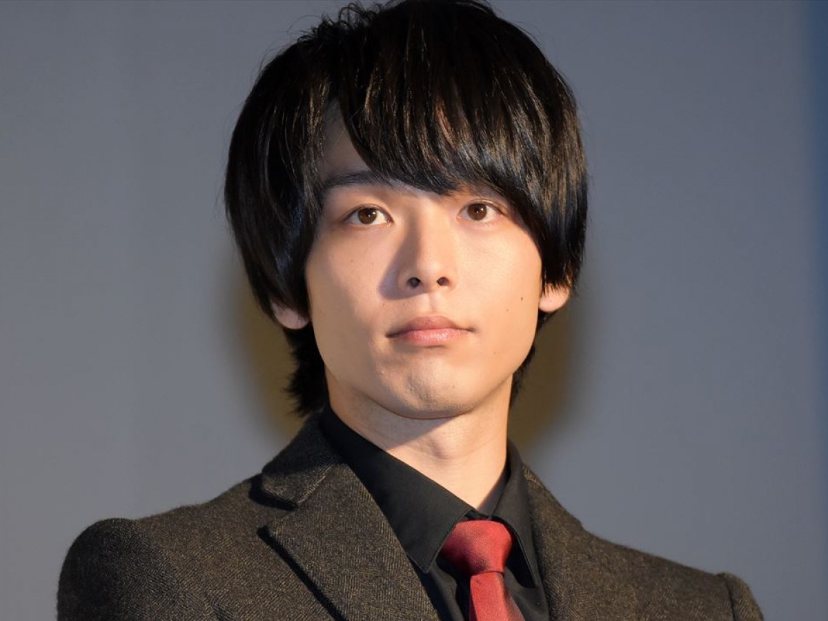 中村倫也31歳、半分“若い”学ラン姿披露「第二ボタンほしい！」