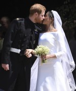 祝！ 英王室ヘンリー王子とM・マークルが結婚　10万人の群衆集まる
