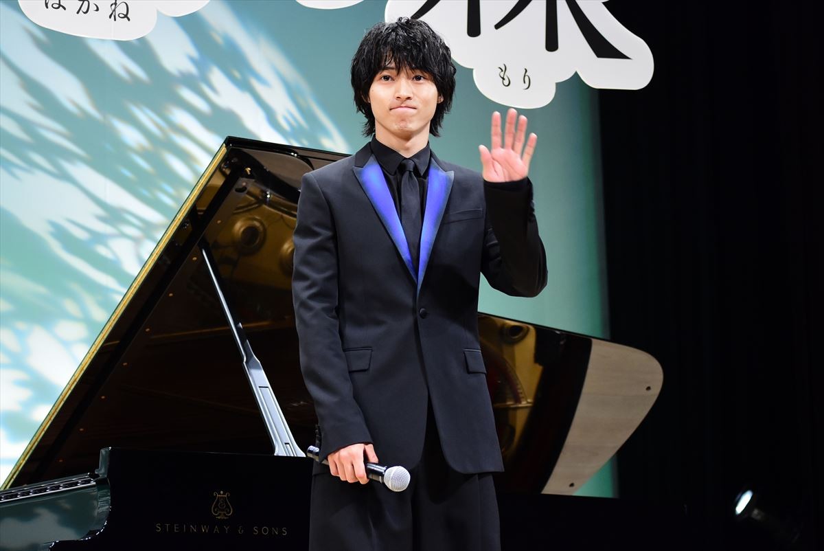 山崎賢人と鈴木亮平、ロケ地・旭川を満喫「羊とホルモンの森でした！」