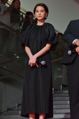 『50回目のファーストキス』レッドカーペットセレモニーに登場した山崎紘菜