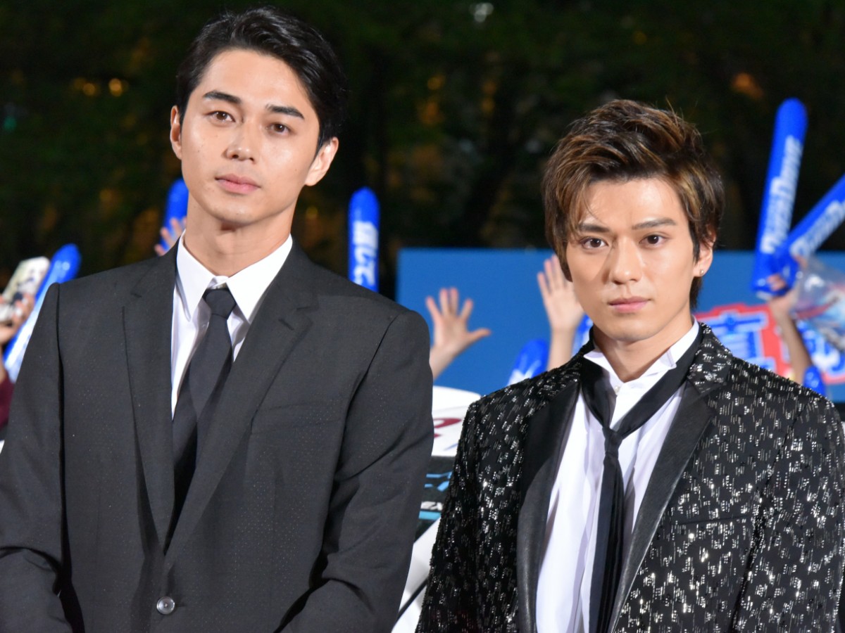 東出昌大(左)にバックハグをした新田真剣佑(右)