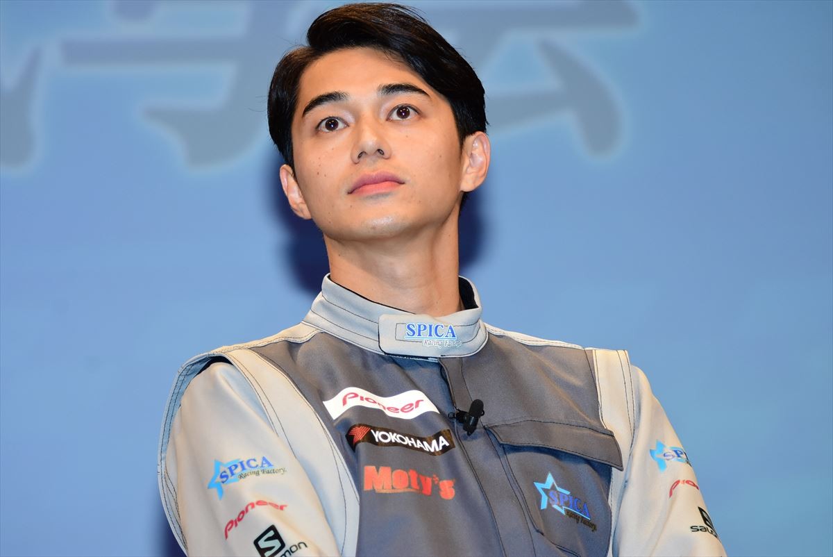 新田真剣佑、トロフィーに大興奮「匠海とのポラと一緒に飾っとく！」