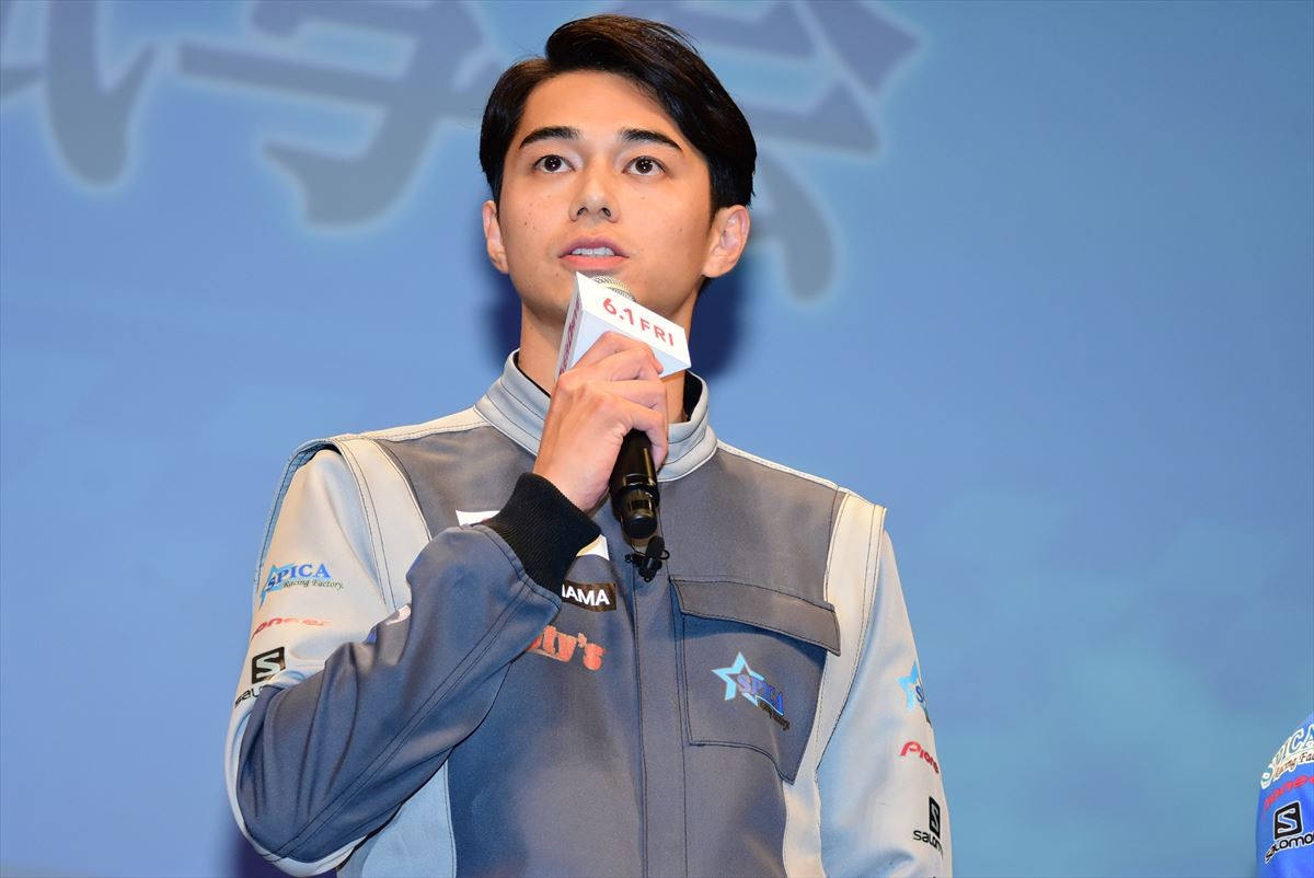 新田真剣佑、トロフィーに大興奮「匠海とのポラと一緒に飾っとく！」