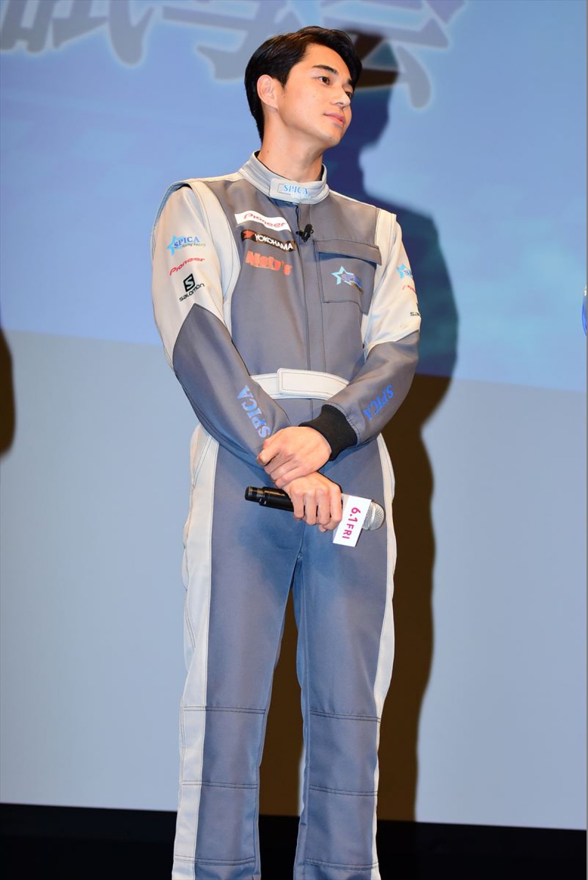 新田真剣佑、トロフィーに大興奮「匠海とのポラと一緒に飾っとく！」