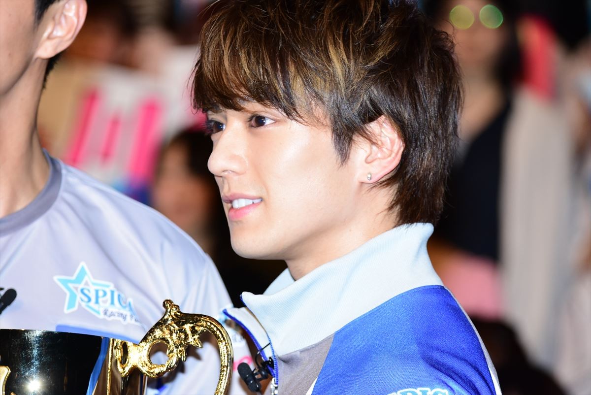 新田真剣佑、トロフィーに大興奮「匠海とのポラと一緒に飾っとく！」