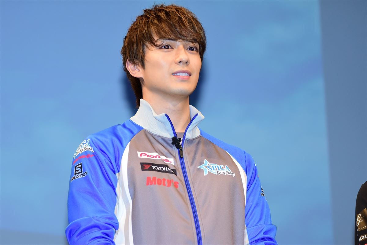 新田真剣佑、トロフィーに大興奮「匠海とのポラと一緒に飾っとく！」