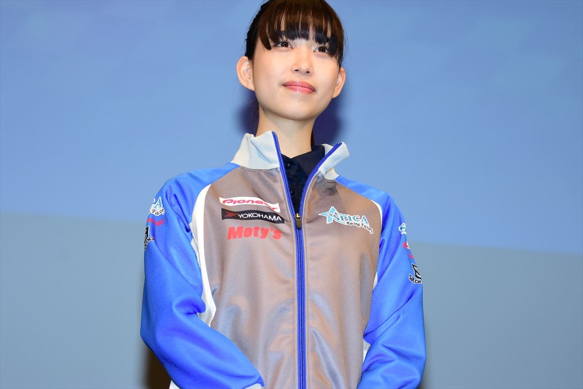 新田真剣佑、トロフィーに大興奮「匠海とのポラと一緒に飾っとく！」