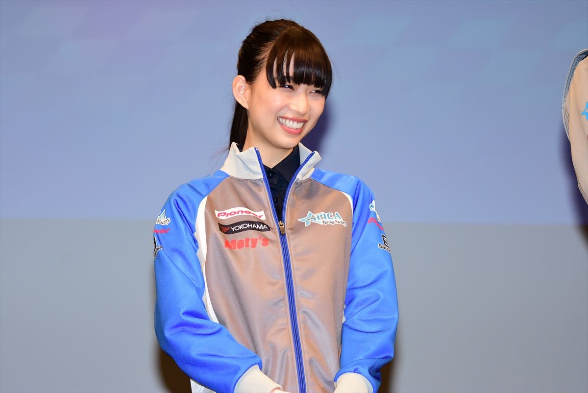 新田真剣佑、トロフィーに大興奮「匠海とのポラと一緒に飾っとく！」