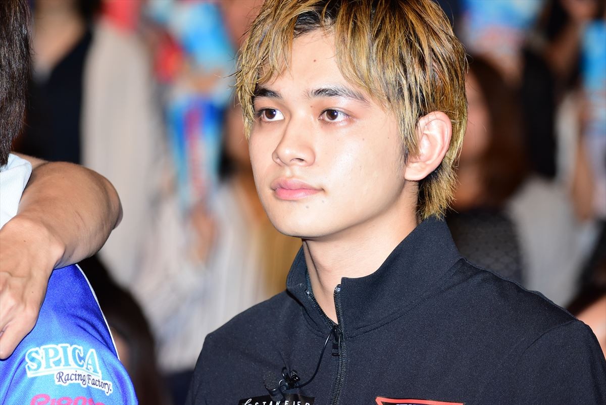 新田真剣佑、トロフィーに大興奮「匠海とのポラと一緒に飾っとく！」