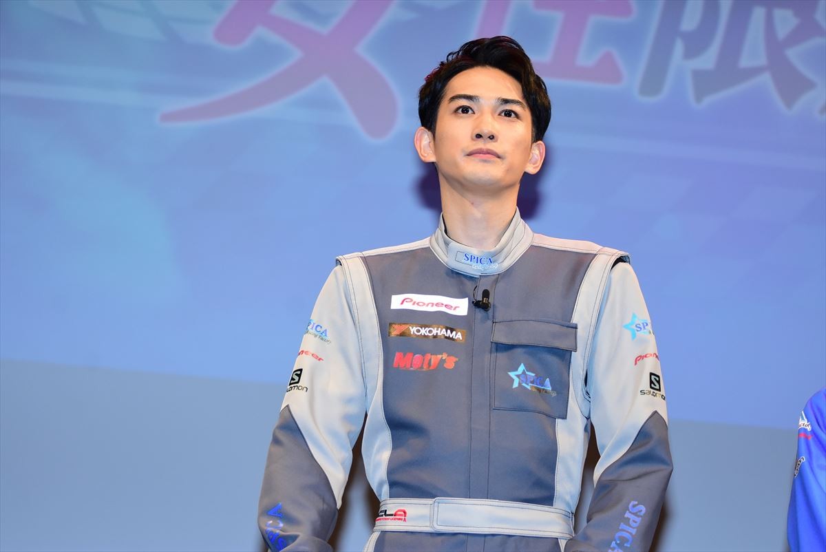 新田真剣佑、トロフィーに大興奮「匠海とのポラと一緒に飾っとく！」