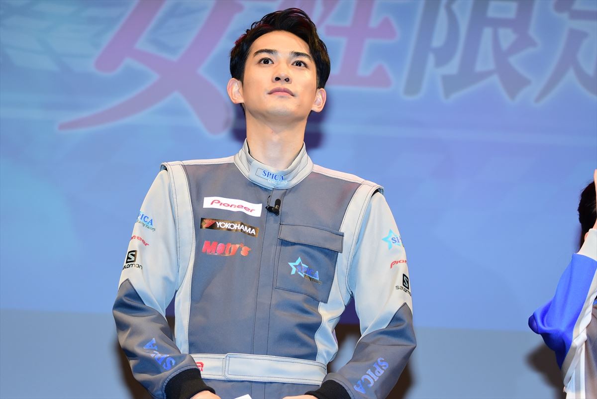 新田真剣佑、トロフィーに大興奮「匠海とのポラと一緒に飾っとく！」