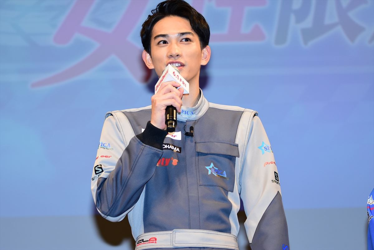 新田真剣佑、トロフィーに大興奮「匠海とのポラと一緒に飾っとく！」