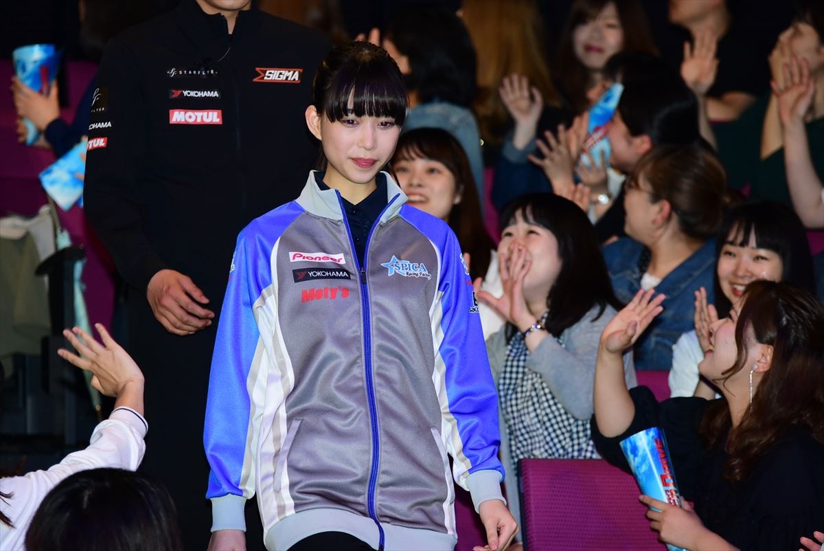 新田真剣佑、トロフィーに大興奮「匠海とのポラと一緒に飾っとく！」