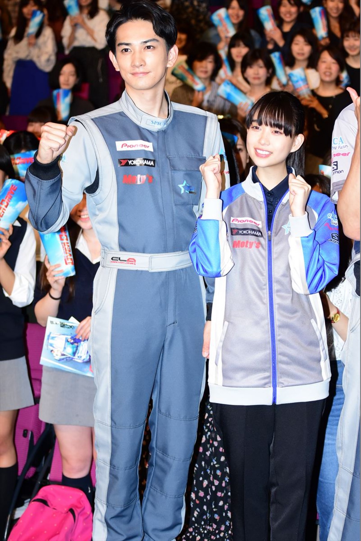 新田真剣佑、トロフィーに大興奮「匠海とのポラと一緒に飾っとく！」