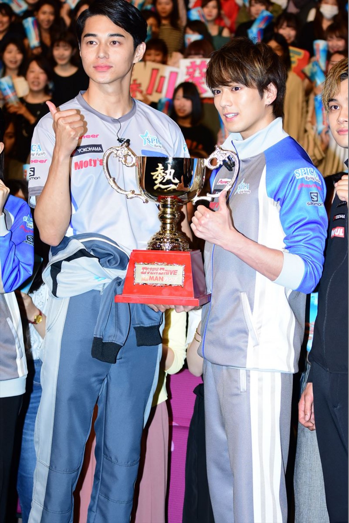 新田真剣佑、トロフィーに大興奮「匠海とのポラと一緒に飾っとく！」