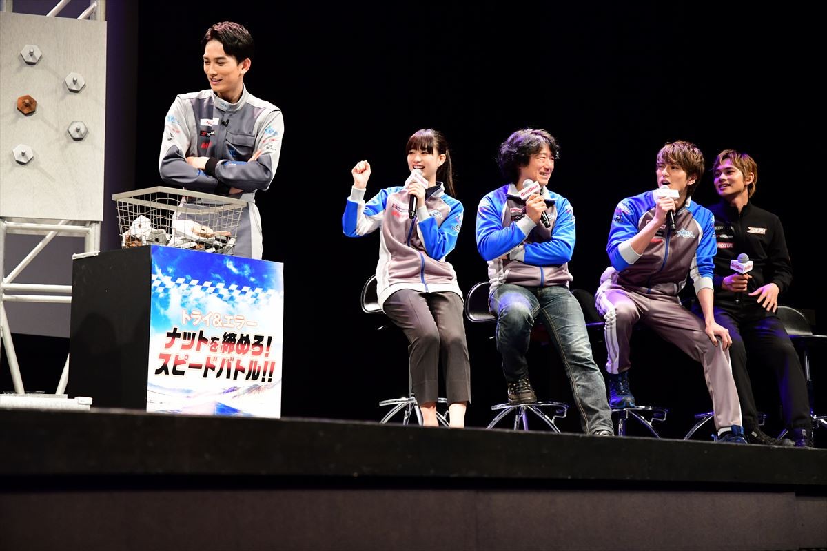新田真剣佑、トロフィーに大興奮「匠海とのポラと一緒に飾っとく！」