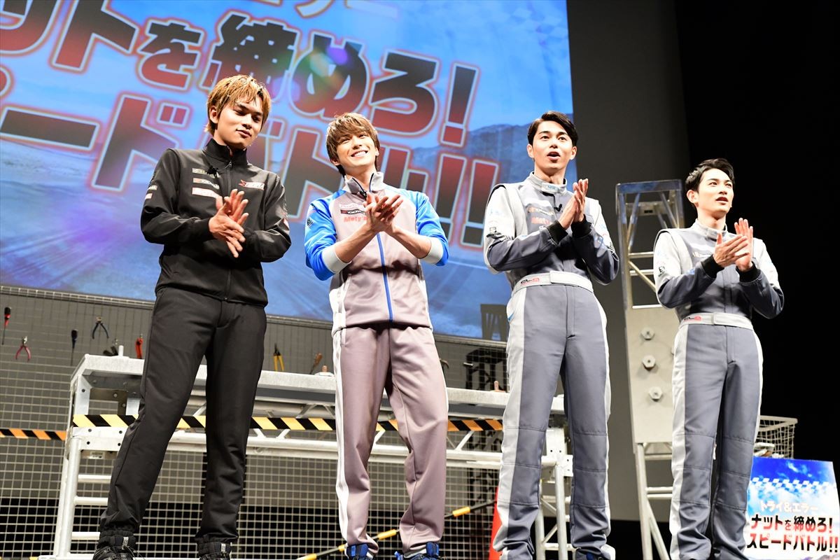 新田真剣佑、トロフィーに大興奮「匠海とのポラと一緒に飾っとく！」