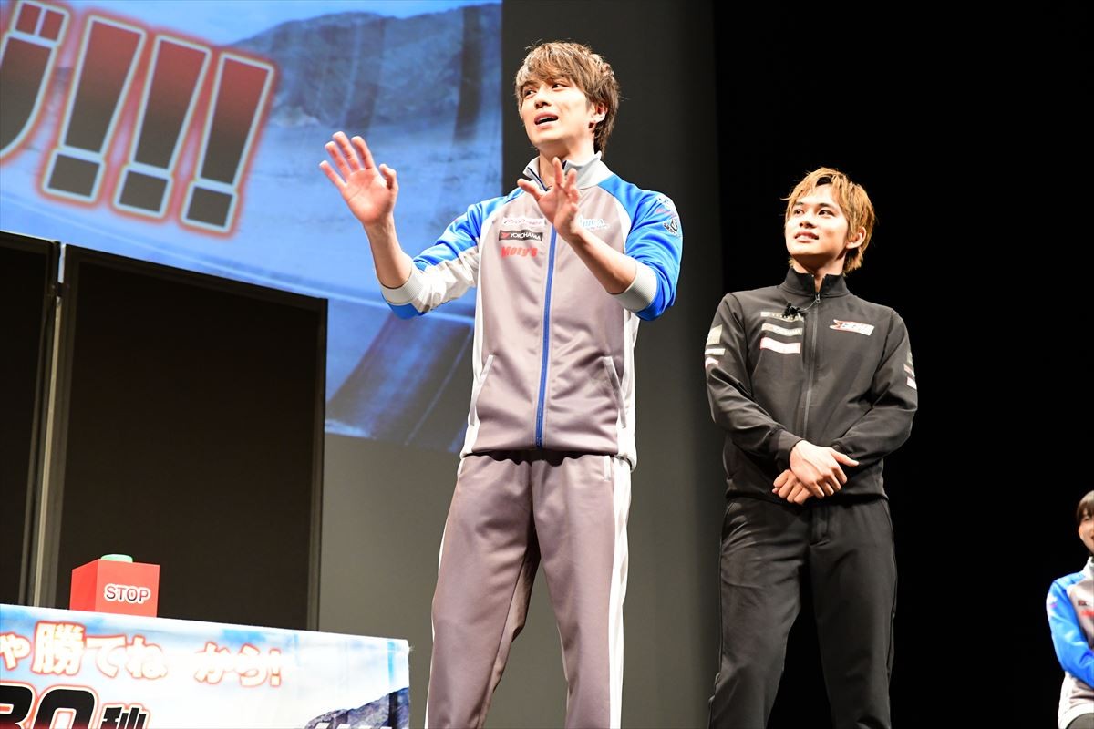 新田真剣佑、トロフィーに大興奮「匠海とのポラと一緒に飾っとく！」