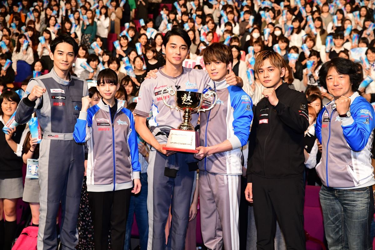 新田真剣佑、トロフィーに大興奮「匠海とのポラと一緒に飾っとく！」
