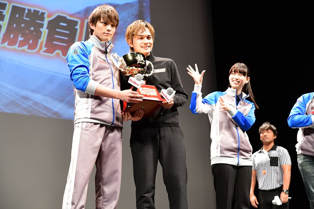 新田真剣佑、トロフィーに大興奮「匠海とのポラと一緒に飾っとく！」