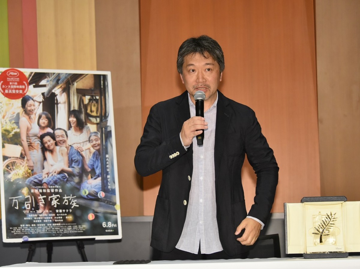 是枝裕和監督、凱旋会見　トロフィーは「一晩くらいは抱いて寝たい」