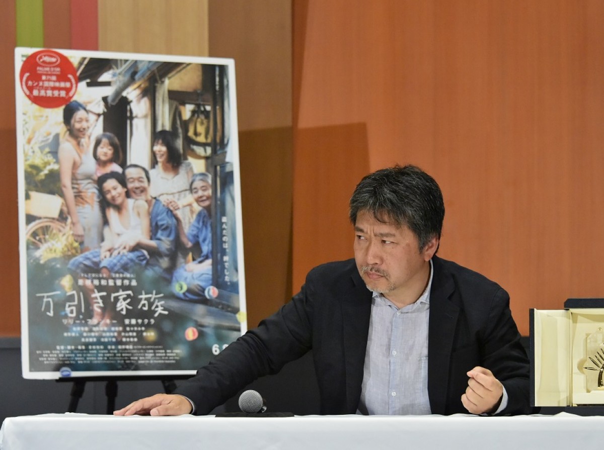 是枝裕和監督、凱旋会見　トロフィーは「一晩くらいは抱いて寝たい」
