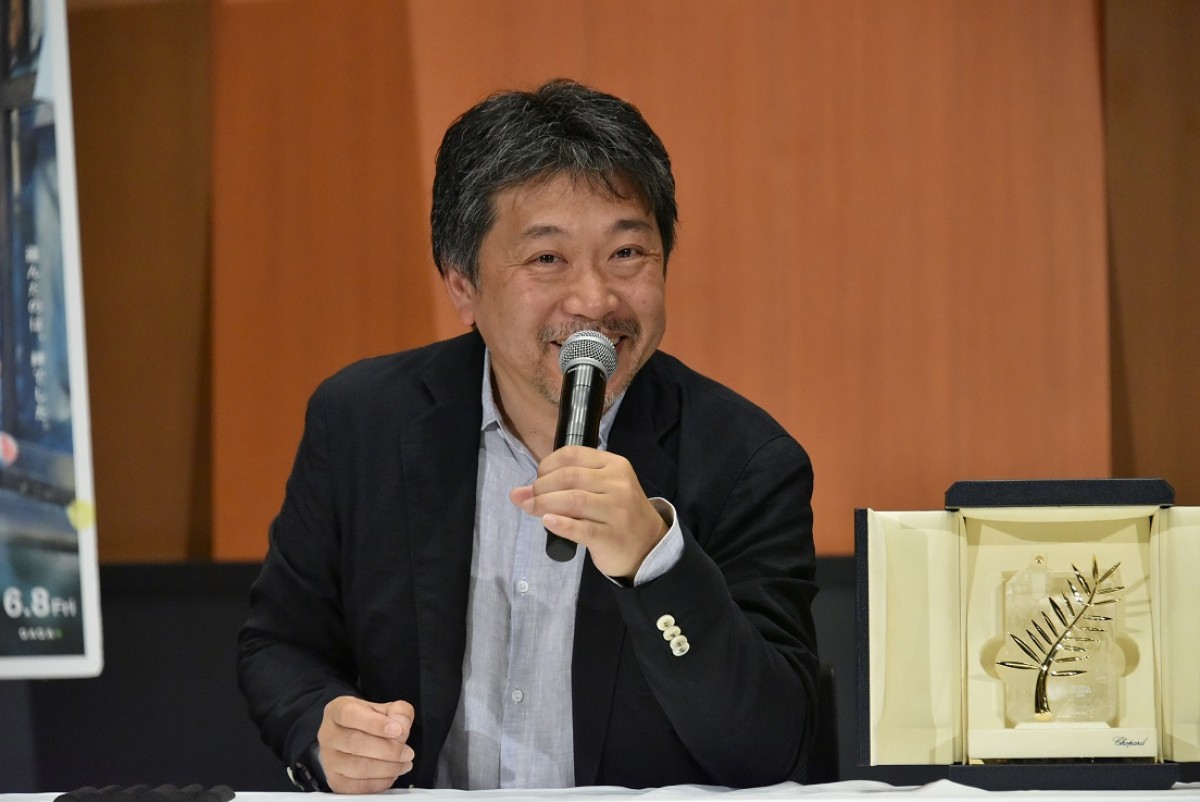 是枝裕和監督、凱旋会見　トロフィーは「一晩くらいは抱いて寝たい」