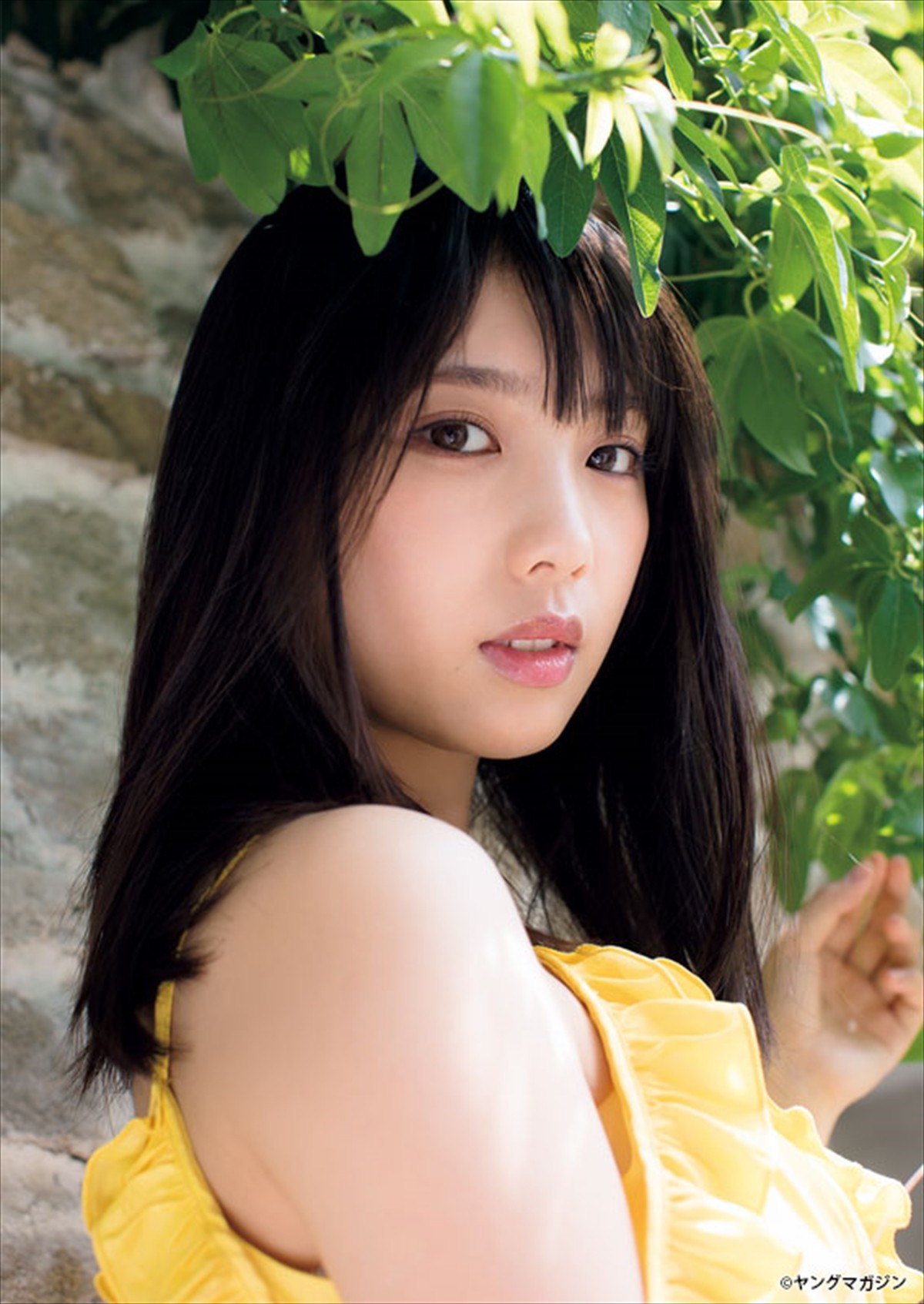 乃木坂46・与田祐希、「ヤンマガ」表紙＆グラビア登場　18歳の美脚披露