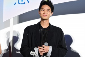 映画『恋は雨上がりのように』公開初日舞台挨拶に登壇した磯村勇斗