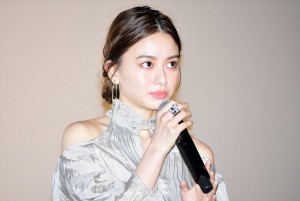 映画『恋は雨上がりのように』公開初日舞台挨拶に登壇した山本舞香
