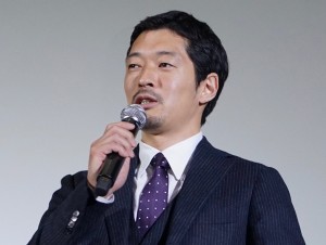 映画『ゼニガタ』初日舞台挨拶に出席した綾部真弥監督