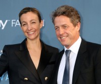 結婚したアナ・エリザベット・エーベルシュタインとヒュー・グラント