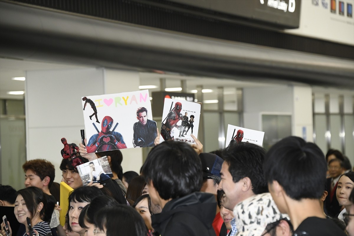 ライアン・レイノルズ、成田空港到着！ 300人のファンがお出迎え