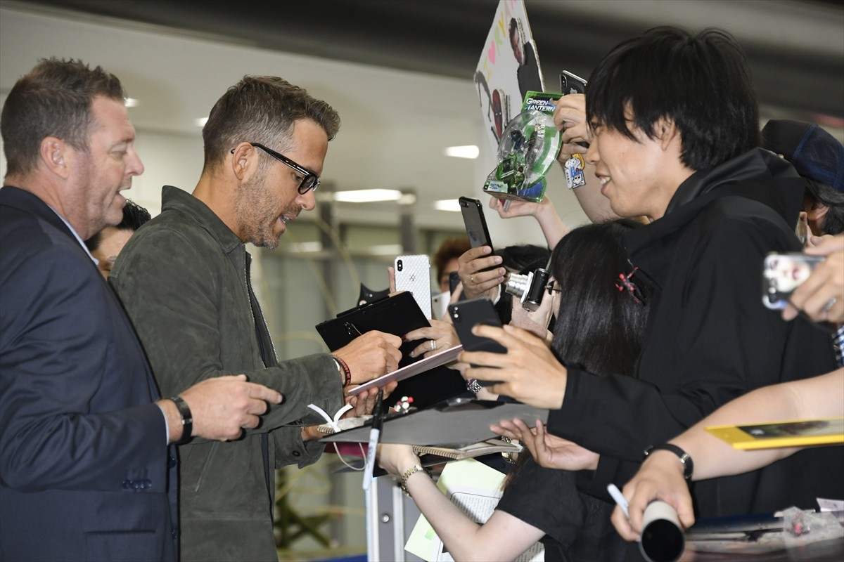 ライアン・レイノルズ、成田空港到着！ 300人のファンがお出迎え