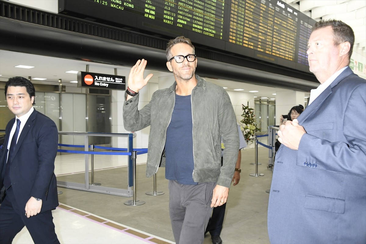 ライアン・レイノルズ、成田空港到着！ 300人のファンがお出迎え