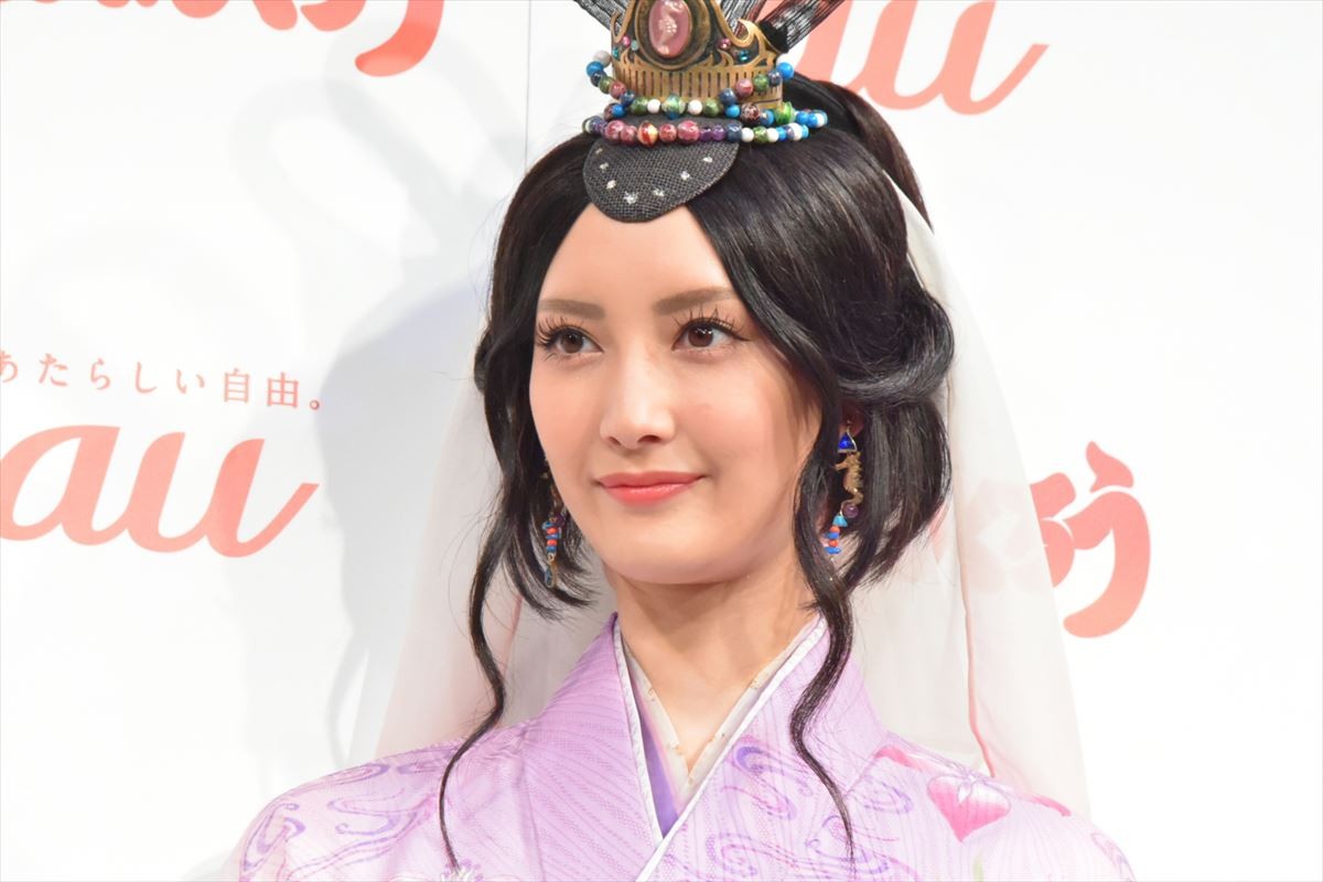 au美人三姉妹が共演　菜々緒「三姉妹でストーリーがあったらいいな」