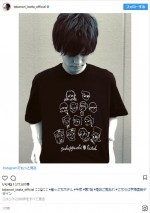 自身の絵がプリントされたTシャツを見せる岩田剛典画伯　※「岩田剛典」インスタグラム