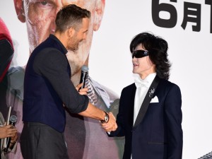 『デッドプール2』来日スペシャルイベントに登場した（左から）ライアン・レイノルズ、X JAPANのToshI