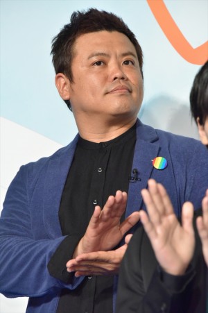 『虹色デイズ』完成披露試写会に登場した飯塚健監督