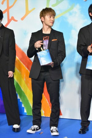 『虹色デイズ』完成披露試写会に登場した佐野玲於