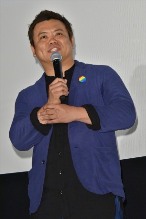 『虹色デイズ』完成披露試写会に登場した飯塚健監督