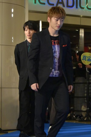 『虹色デイズ』完成披露試写会に登場した佐野玲於